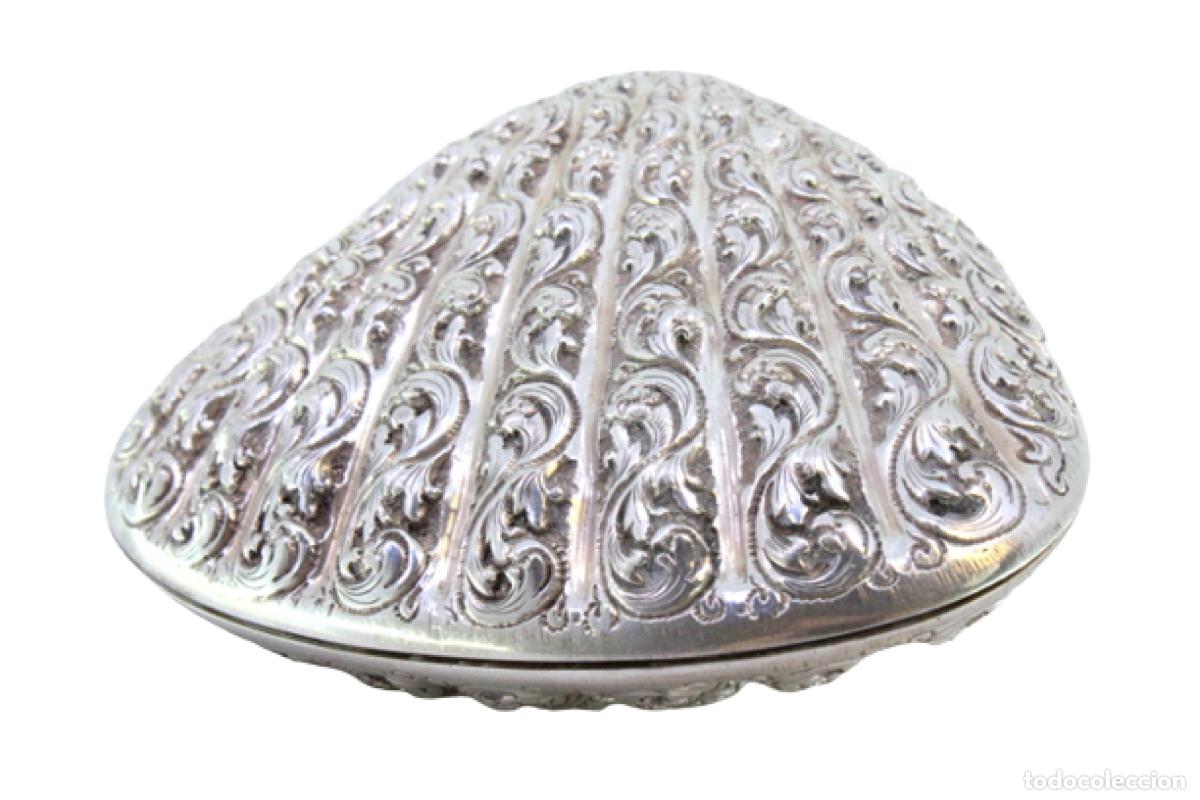 Antiques: Concha de plata con forma de almeja y tapa de doble bisagra.