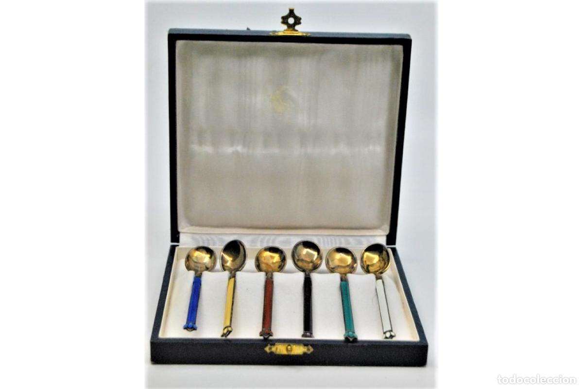 Antig&uuml;edades: Juego de 6 cucharas de plata. Estuche original.