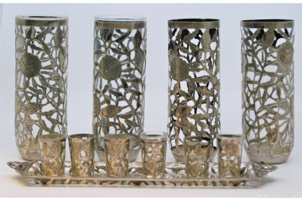 Antiquit&eacute;s: Juego de 10 vasos y bandeja, con detalles de platas.