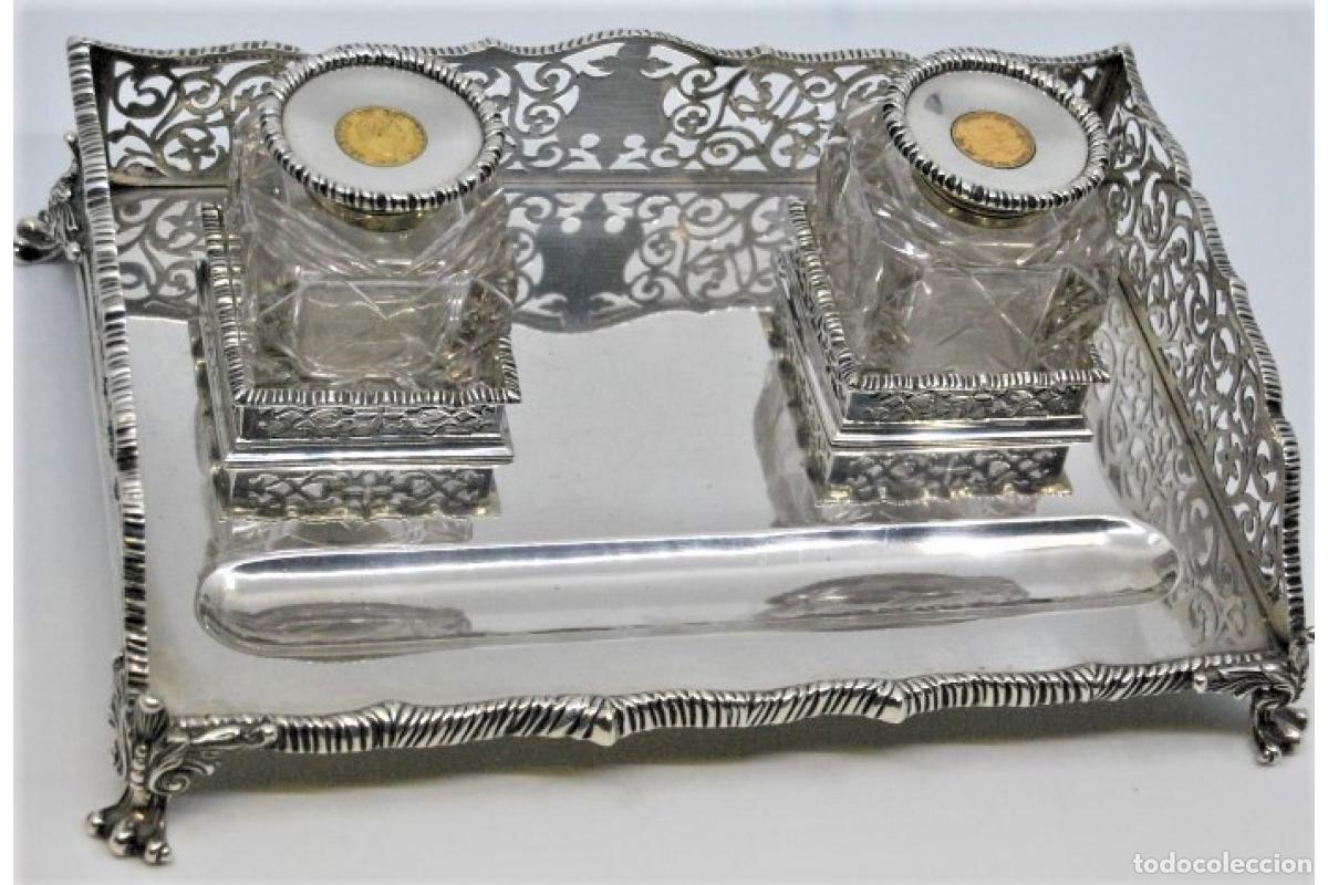 Antig&uuml;edades: Tintero de plata. Tapas con incrustaciones de medias libras.