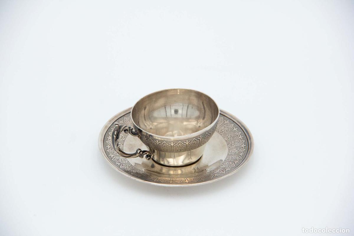 Antiquit&eacute;s: Taza y platillo, de plata.