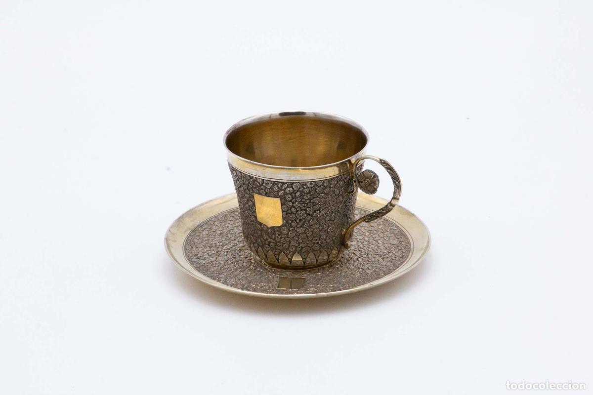 Antiquit&eacute;s: Taza y platillo, de plata.