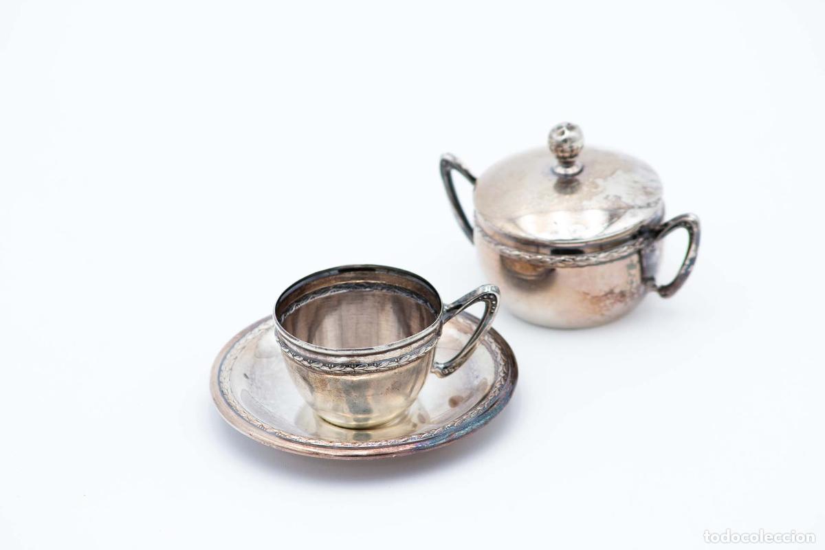Antiquit&eacute;s: Juego de taza y platillo de caf&eacute; con azucarero, de plata.