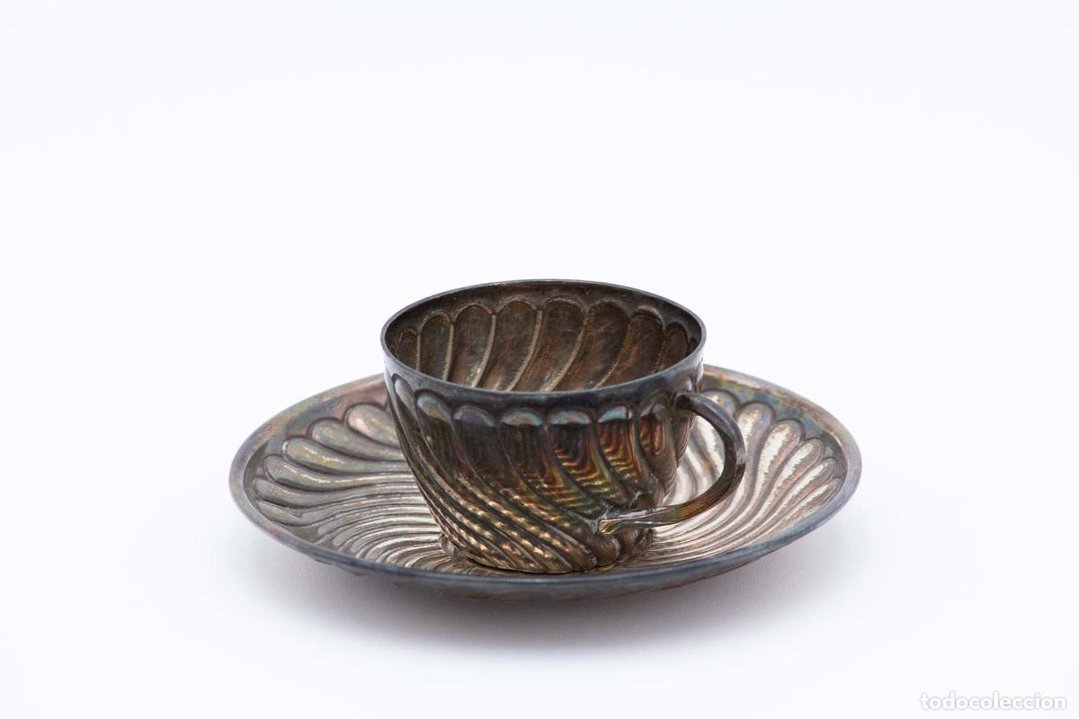 Antiguidades: Taza y platillo de caf&eacute;, de plata.