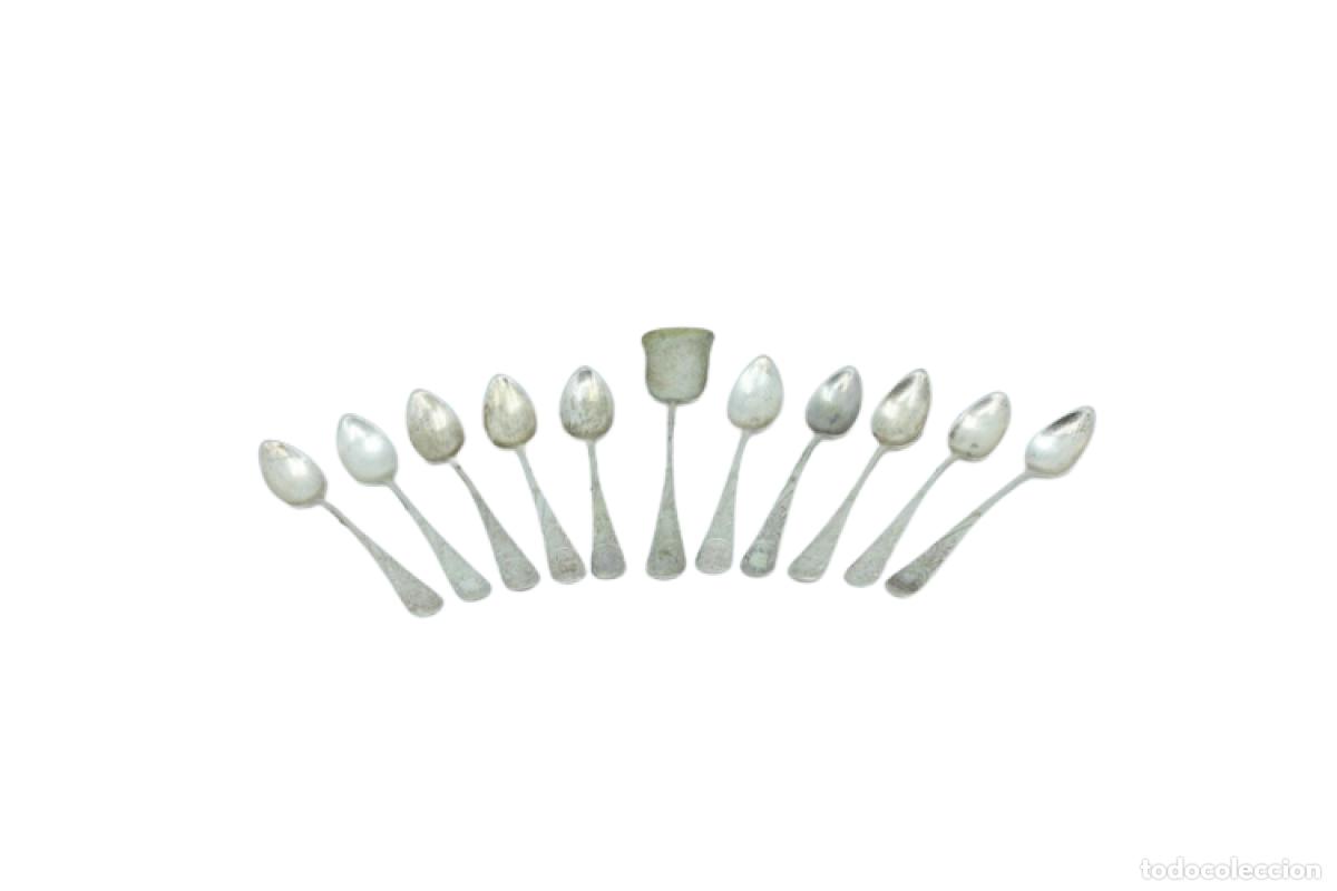 Antiquit&eacute;s: Juego de 5 cucharillas de caf&eacute; y cuchara para az&uacute;car, en color plata.