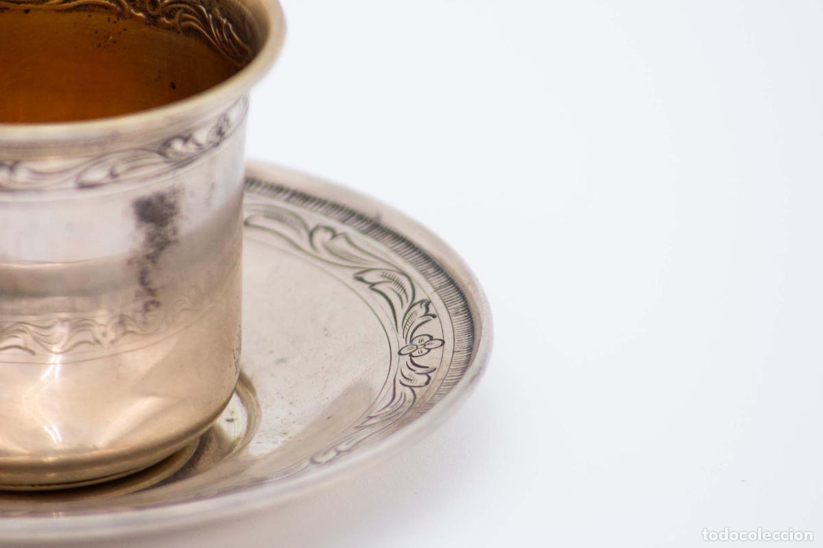 Antig&uuml;edades: Taza y platillo, de plata. - Foto 2