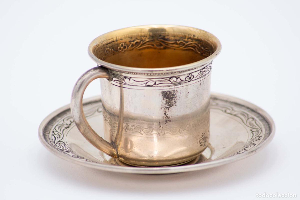 Antig&uuml;edades: Taza y platillo, de plata. - Foto 3