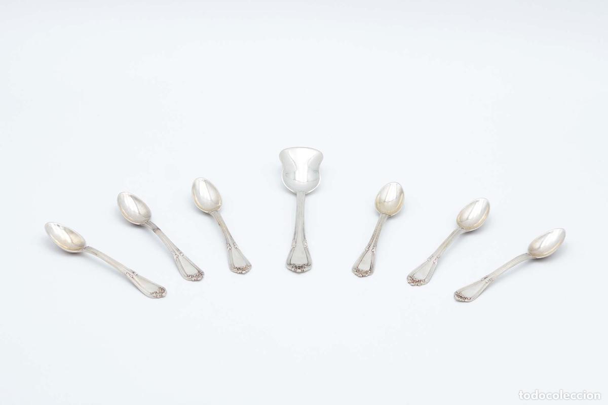 Antiquit&eacute;s: Juego de 6 cucharillas de t&eacute; y cuchara medidora de az&uacute;car, en color plata.