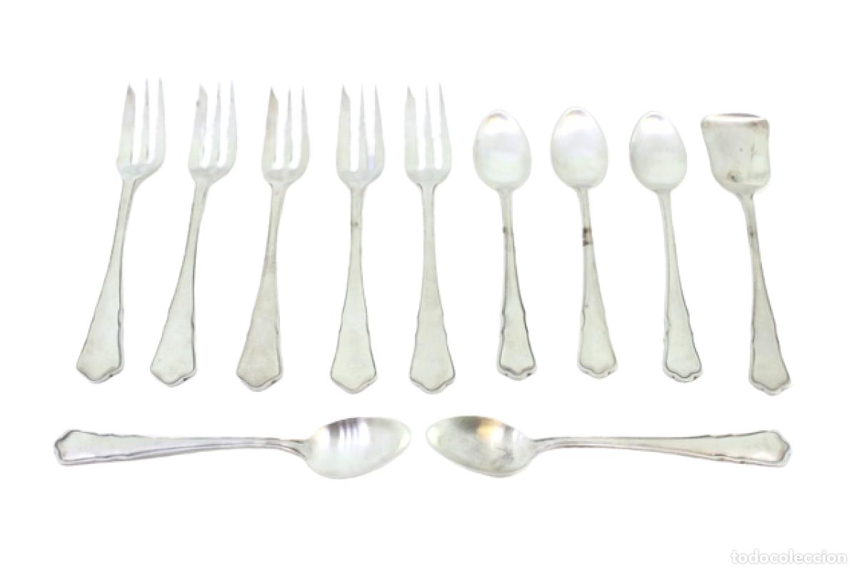 Antiguidades: Juego de 5 tenedores y cucharillas con cuchara para az&uacute;car, en color plata.