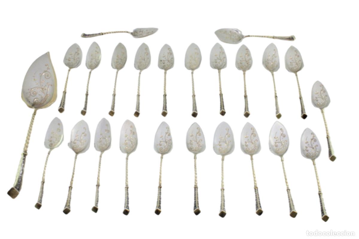 Antiguidades: Juego de 18 cucharas y cucharillas para helado, de plata ba&ntilde;ada en oro.