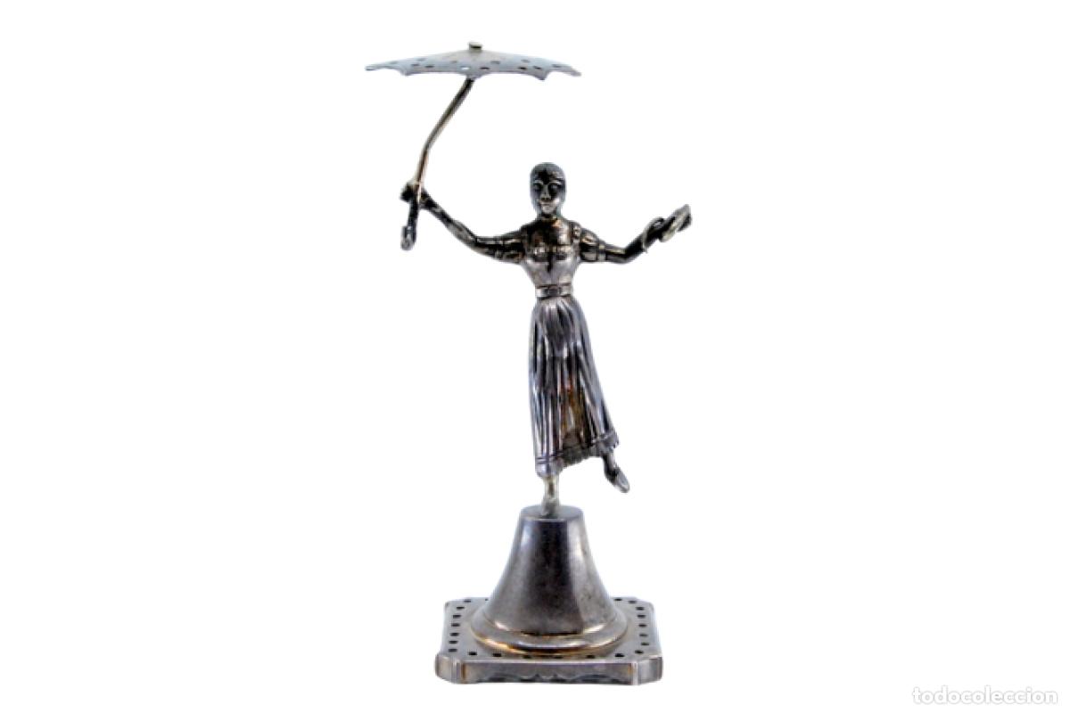 Antiguidades: Palillero de plata - Figura femenina con sombrilla y serpiente