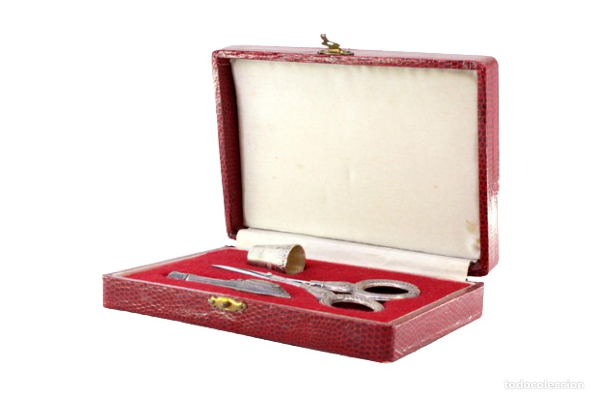 Antiques: Juego de costura, en plata, con estuche original.