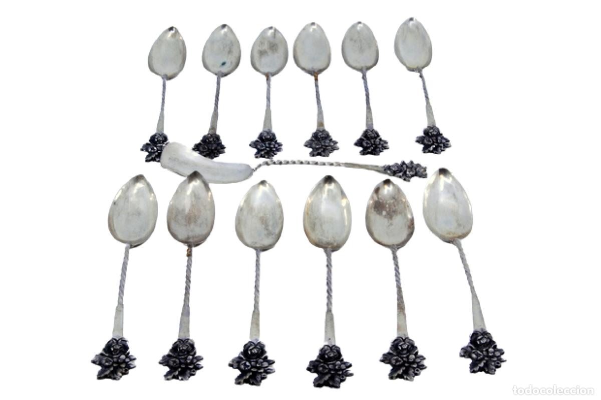 Antiques: Juego de 12 cucharillas de caf&eacute; y cuchara para az&uacute;car, en color plata.
