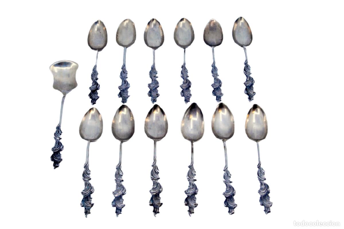 Antig&uuml;edades: Juego de 12 cucharillas de caf&eacute; y cuchara para az&uacute;car, en color plata.