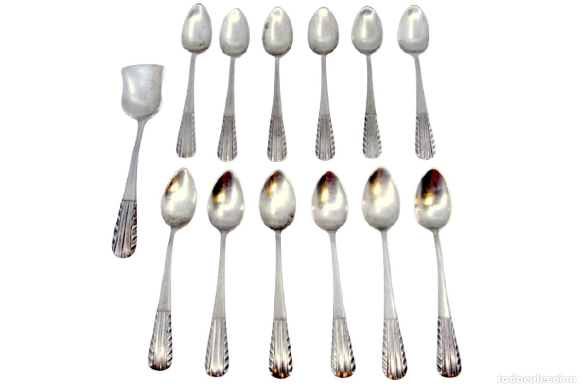 Antig&uuml;edades: Juego de 12 cucharillas de t&eacute; y cuchara medidora de az&uacute;car, color plata.