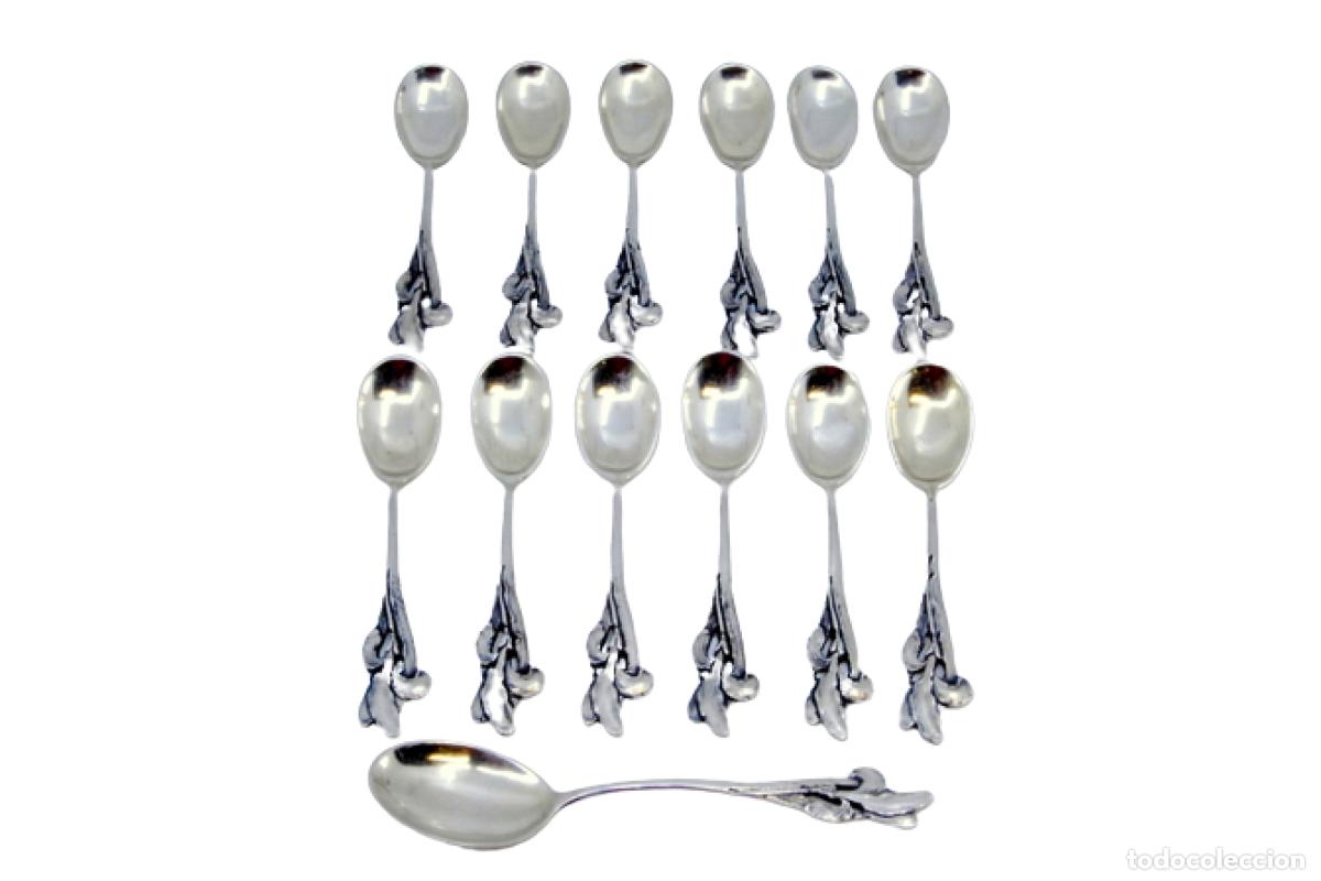 Antig&uuml;edades: Juego de 12 cucharillas de caf&eacute; y cuchara para az&uacute;car, en color plata.