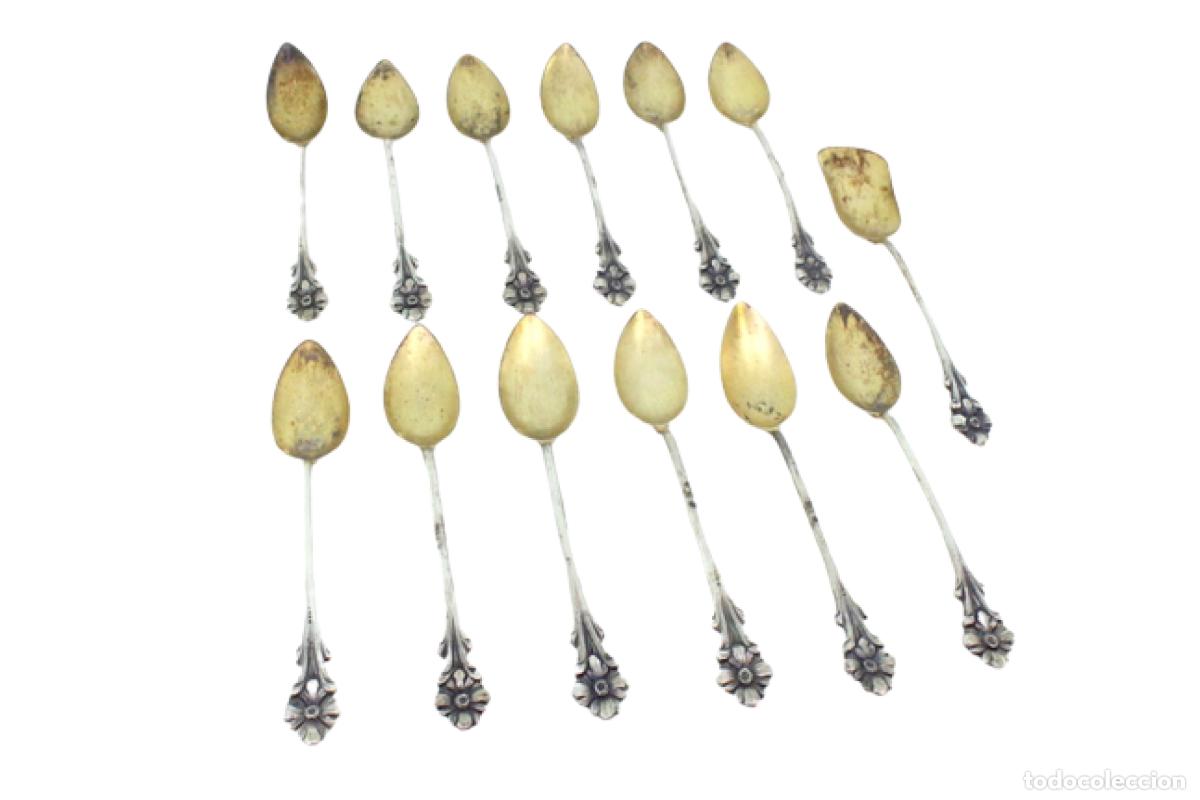 Antig&uuml;edades: Juego de 12 cucharillas de caf&eacute; y cuchara para az&uacute;car, en color plata.