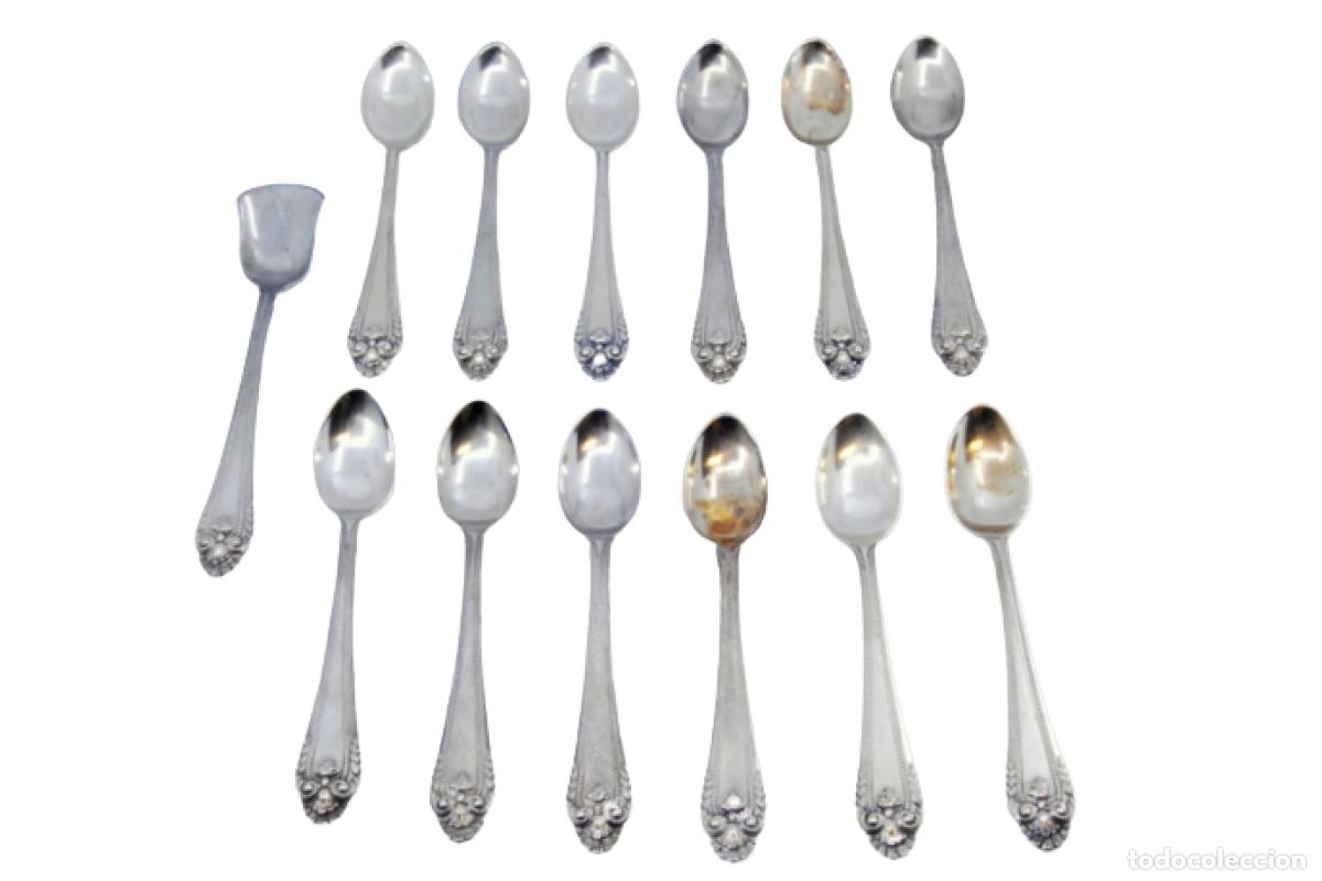 Antig&uuml;edades: Juego de 12 cucharillas de caf&eacute; y cuchara para az&uacute;car, en color plata.