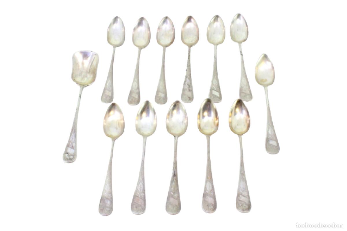 Antig&uuml;edades: Juego de 12 cucharillas de t&eacute; y cuchara medidora de az&uacute;car, color plata.