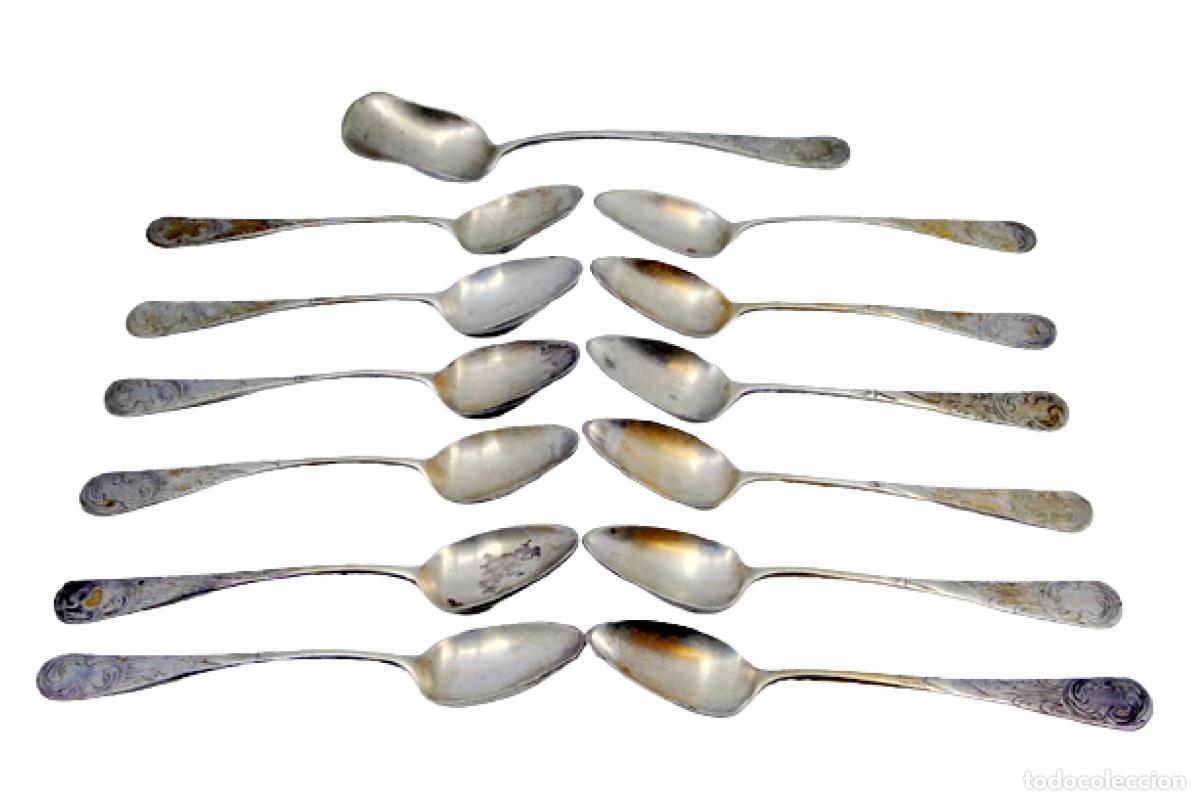Antig&uuml;edades: Juego de 12 cucharillas de caf&eacute; y cuchara para az&uacute;car, en color plata.