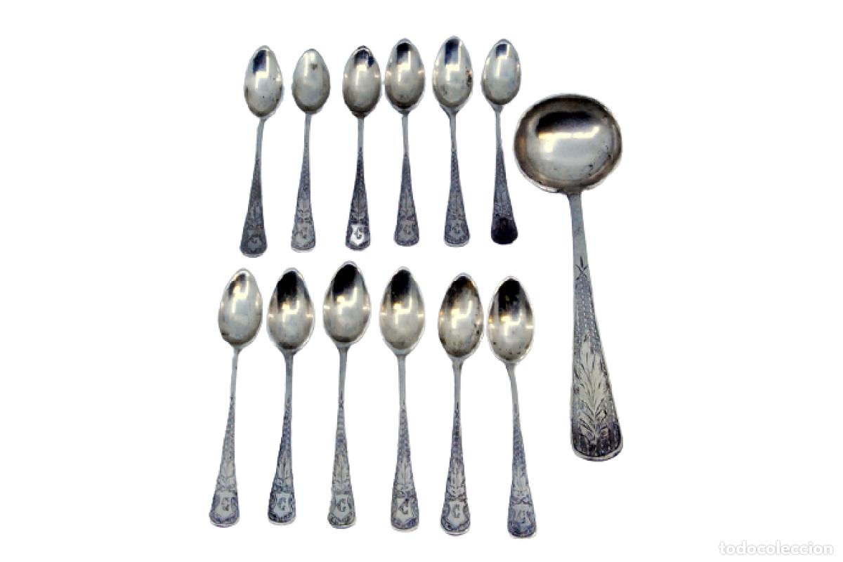 Antig&uuml;edades: Juego de 12 cucharillas de caf&eacute; y cuchara para az&uacute;car, en color plata.