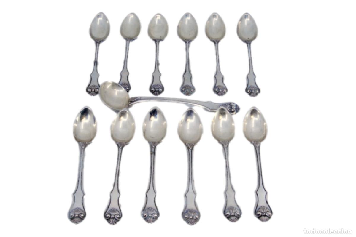 Antig&uuml;edades: Juego de 12 cucharillas de t&eacute; y cuchara medidora de az&uacute;car, color plata.