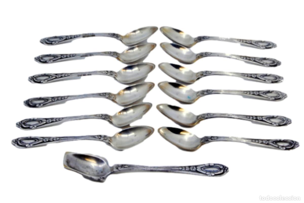 Antig&uuml;edades: Juego de 12 cucharillas de t&eacute; y cuchara medidora de az&uacute;car, color plata.