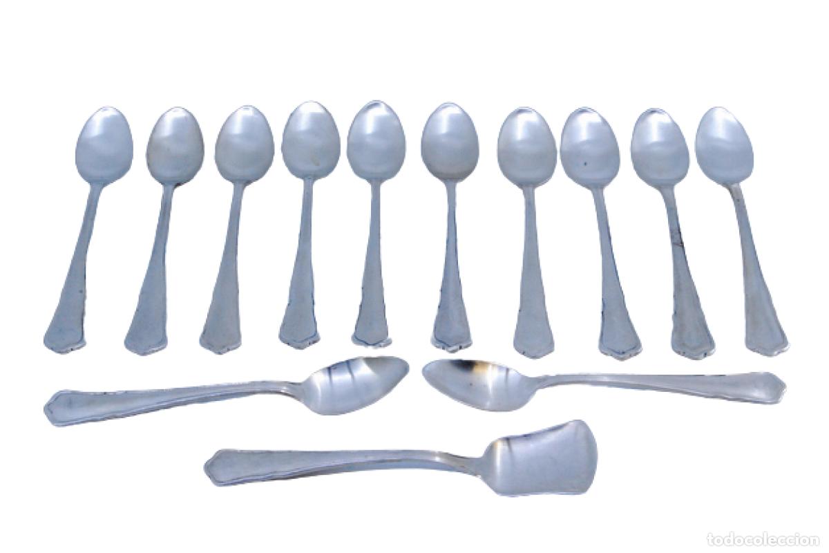 Antig&uuml;edades: Juego de 12 cucharillas de t&eacute; y cuchara medidora de az&uacute;car, color plata.