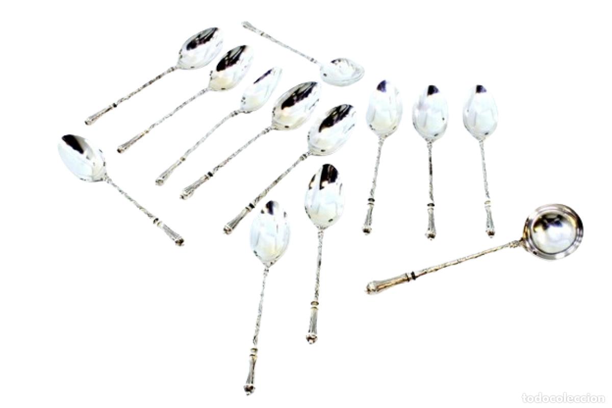 Antig&uuml;edades: Juego de 12 cucharillas de t&eacute; y cuchara medidora de az&uacute;car, color plata.