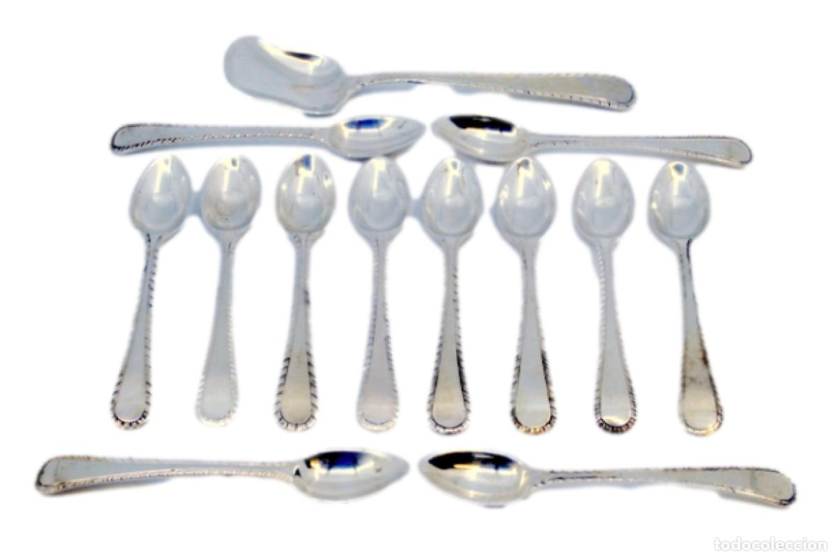 Antig&uuml;edades: Juego de 12 cucharillas de t&eacute; y cuchara medidora de az&uacute;car, color plata.