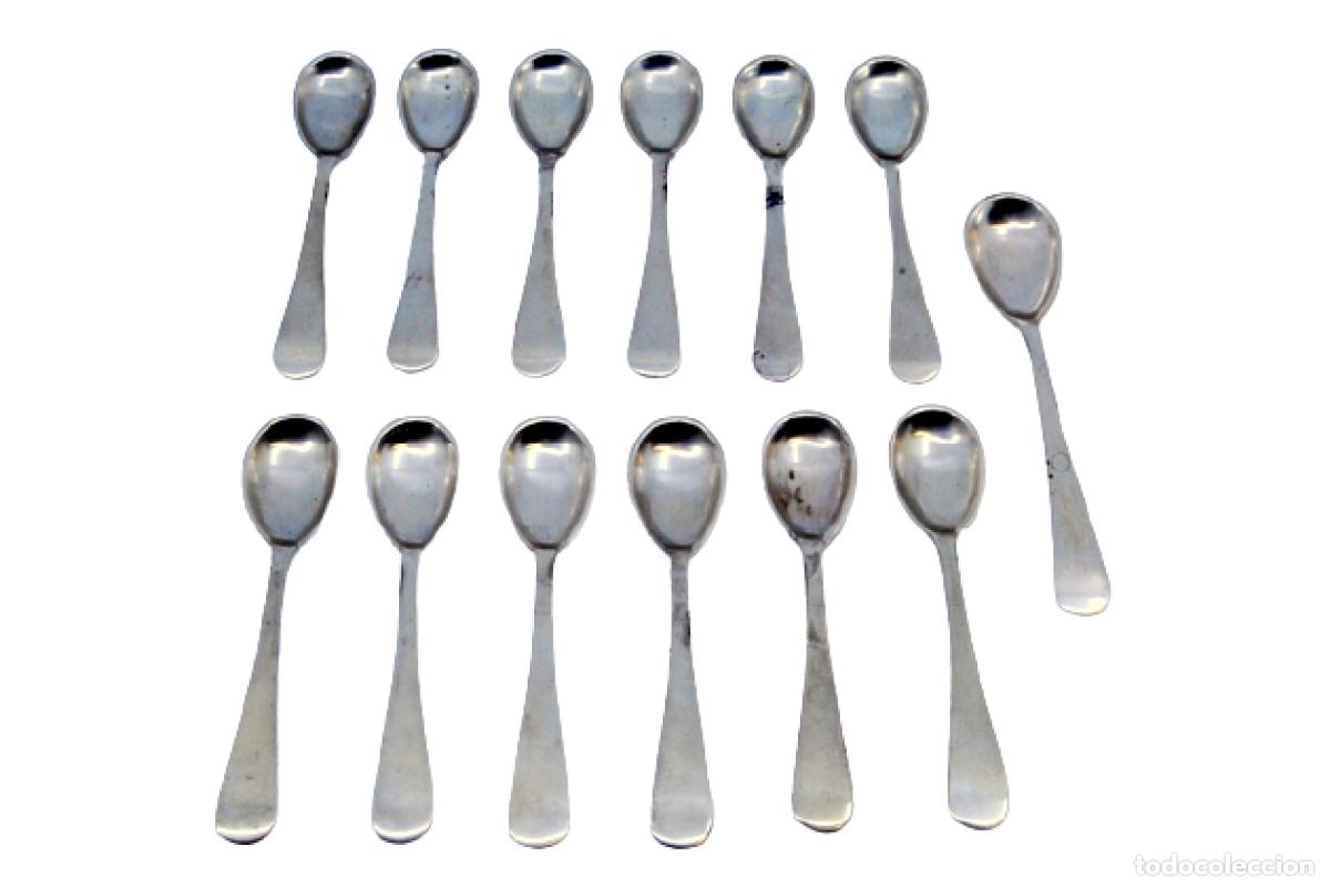 Antiguidades: Juego de 12 cucharillas de t&eacute; y cuchara medidora de az&uacute;car, color plata.