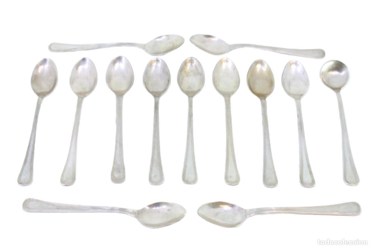 Antig&uuml;edades: Juego de 12 cucharillas de t&eacute; y cuchara medidora de az&uacute;car, color plata.