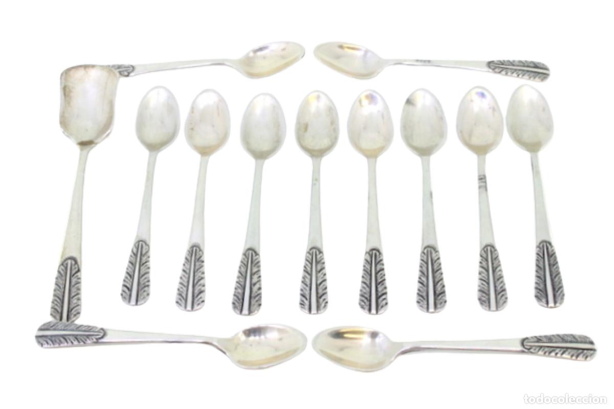 Antig&uuml;edades: Juego de 12 cucharillas de t&eacute; y cuchara medidora de az&uacute;car, color plata.