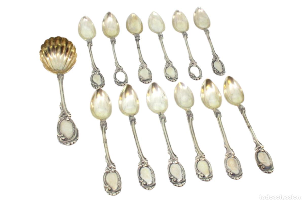 Antig&uuml;edades: Juego de 12 cucharillas de t&eacute; y cuchara medidora de az&uacute;car, color plata.