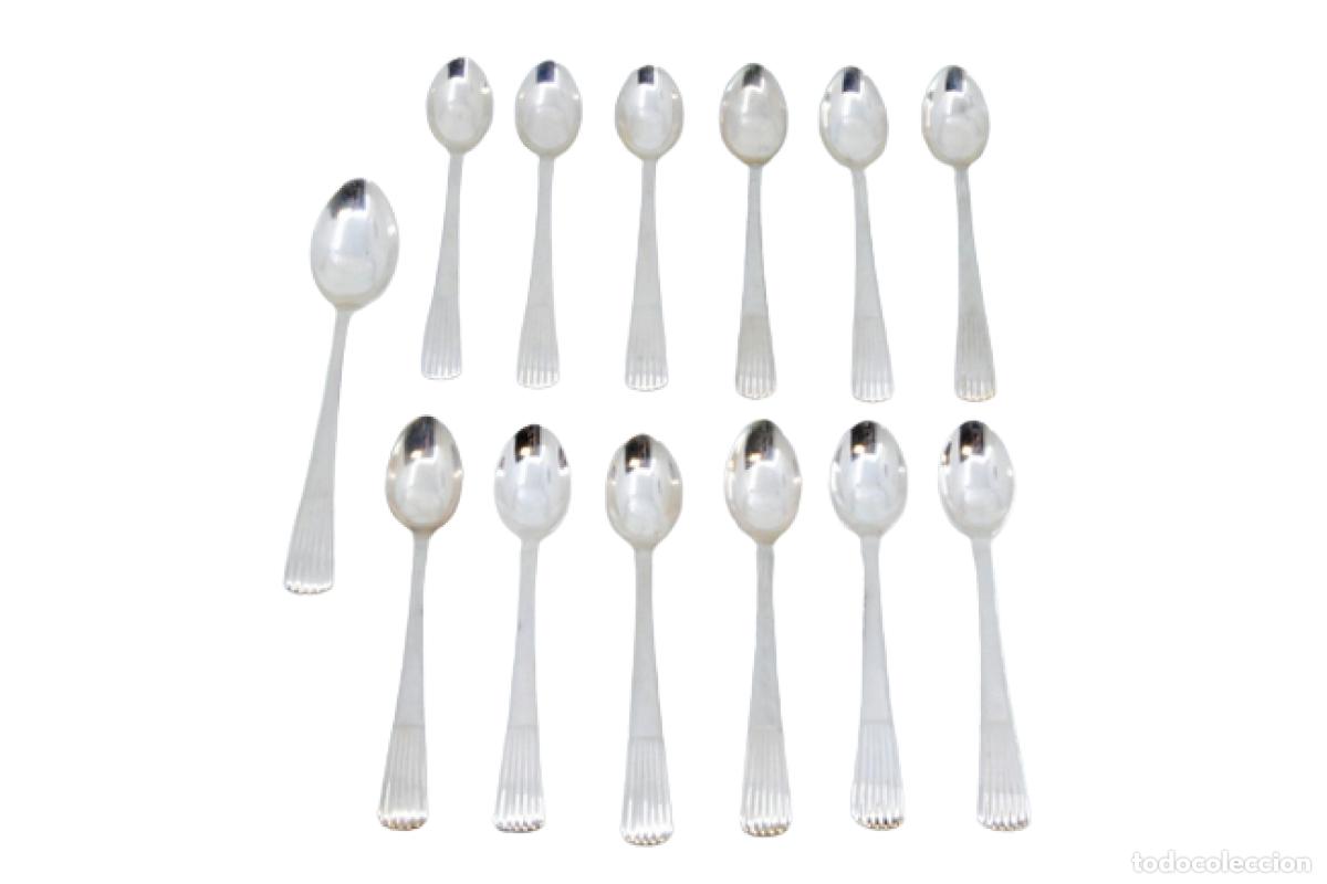 Antig&uuml;edades: Juego de 12 cucharillas de caf&eacute; y cuchara para az&uacute;car, en color plata.