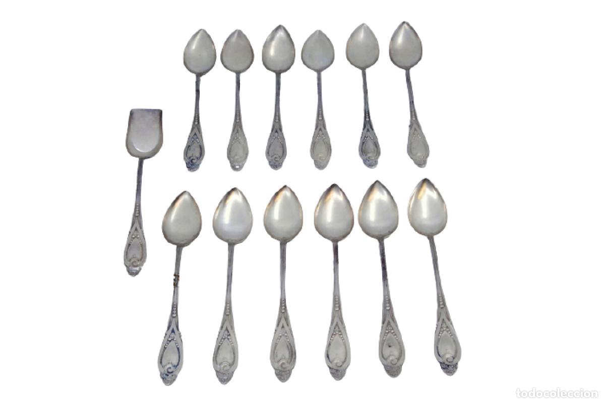 Antig&uuml;edades: Juego de 12 cucharillas de caf&eacute; y cuchara para az&uacute;car, en color plata.