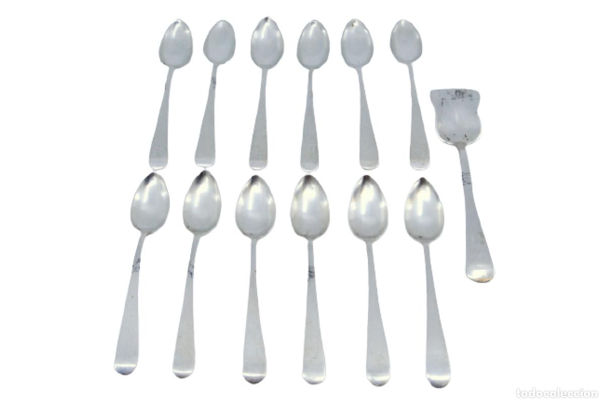 Antig&uuml;edades: Juego de 12 cucharillas de t&eacute; y cuchara medidora de az&uacute;car, color plata.