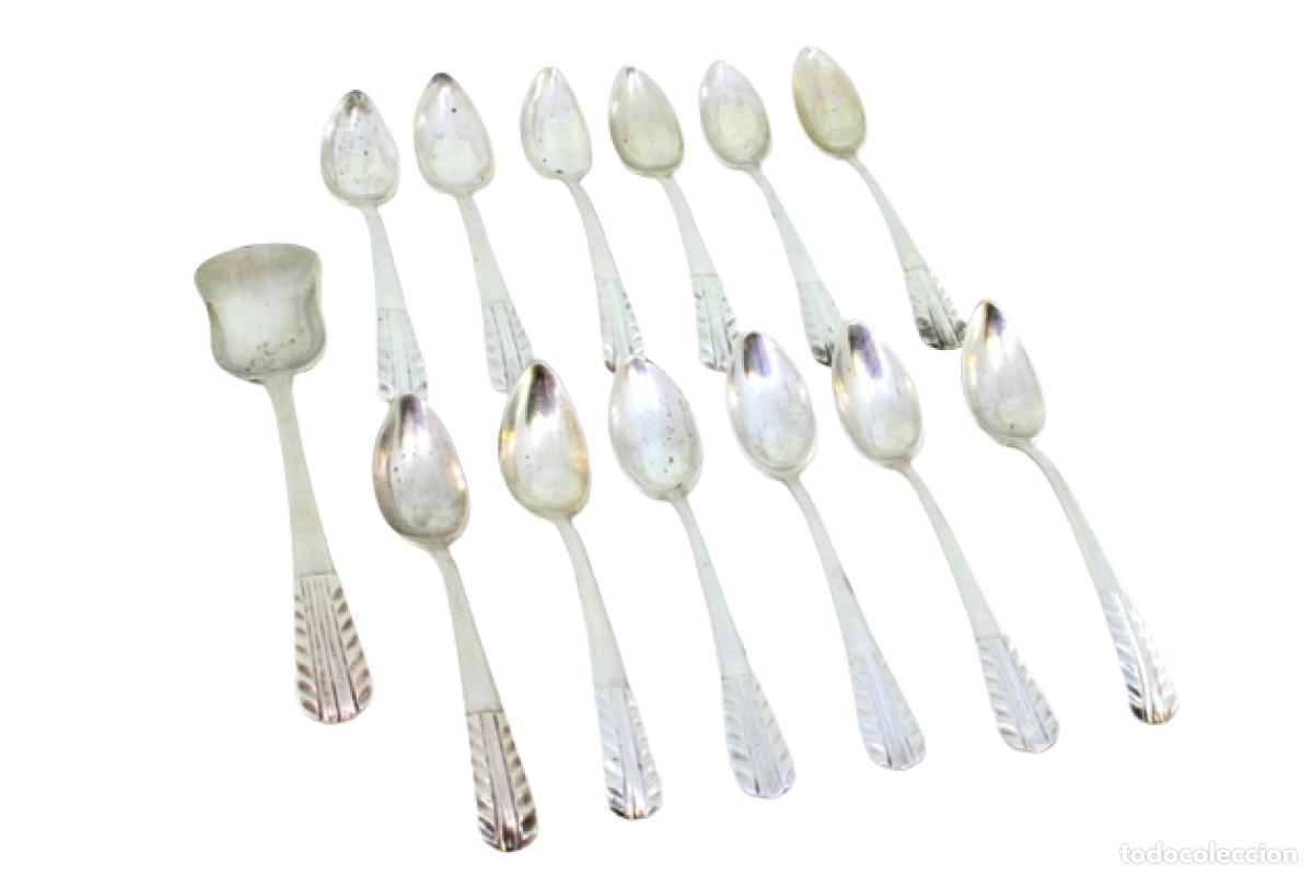 Antig&uuml;edades: Juego de 12 cucharillas de caf&eacute; y cuchara para az&uacute;car, en color plata.