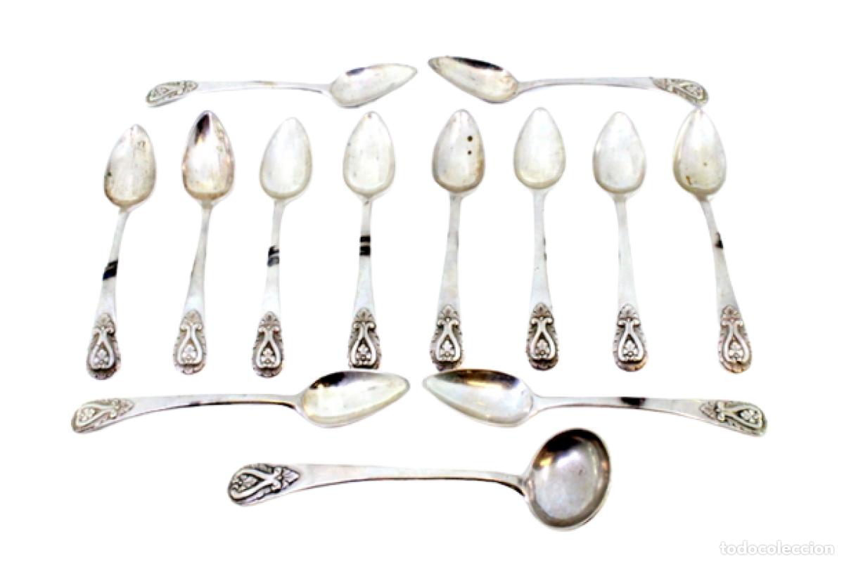 Antiquit&auml;ten: Juego de 12 cucharillas de t&eacute; y cuchara medidora de az&uacute;car, color plata.