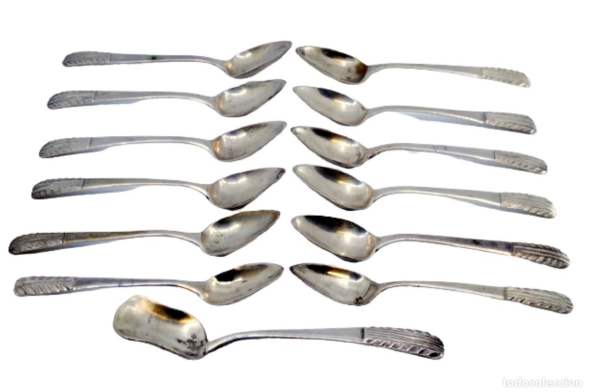 Antiguidades: Juego de 12 cucharillas de caf&eacute; y cuchara para az&uacute;car, en color plata.