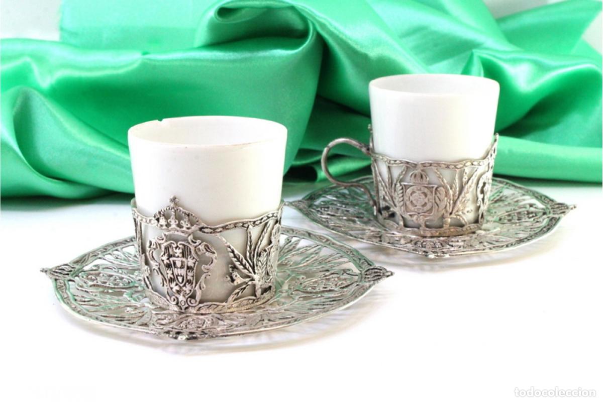 Antig&uuml;edades: Tazas de caf&eacute; de porcelana y plata, con escudos de armas y monedas.