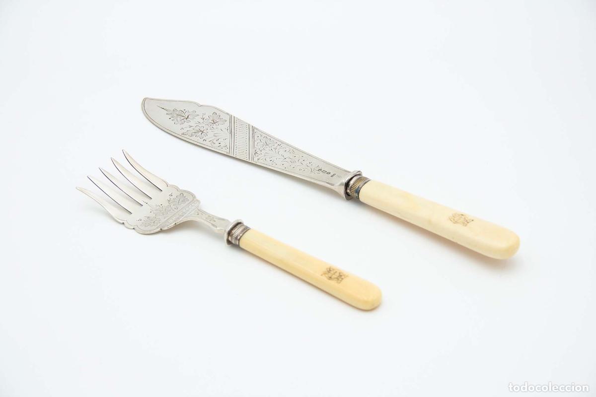 Antig&uuml;edades: Cuchillo y tenedor para pescado, de plata y hueso.