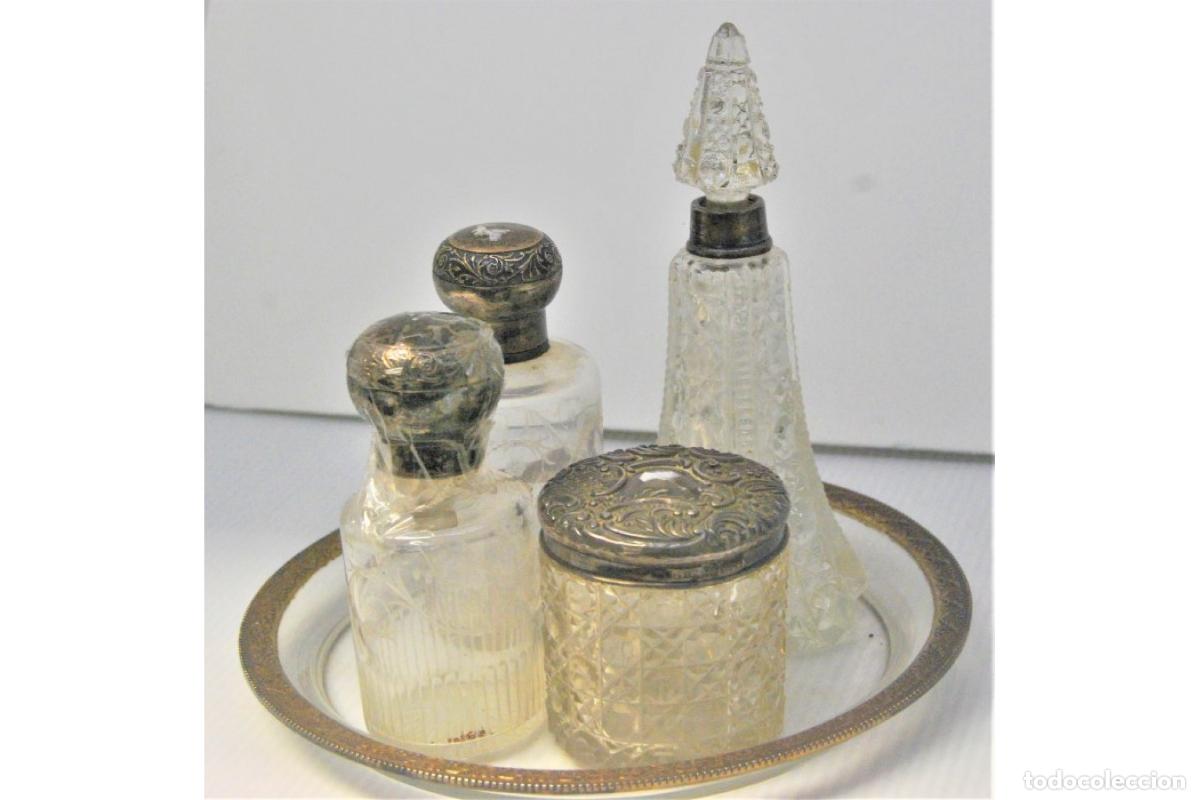 Antiques: Juego de botellas de vidrio facetado y plata.