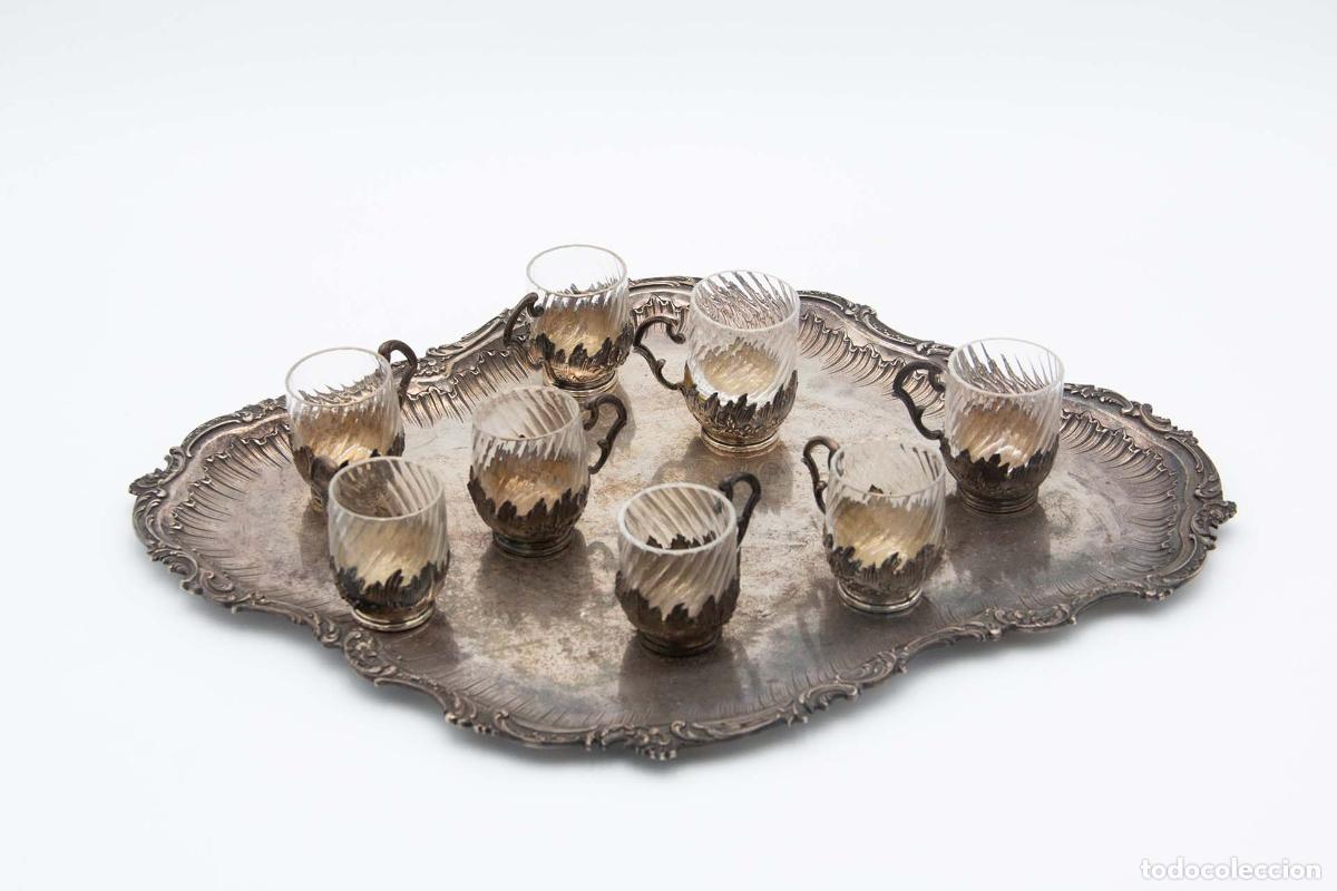 Antiques: Juego de 8 tazas de vidrio y plata, con bandeja.