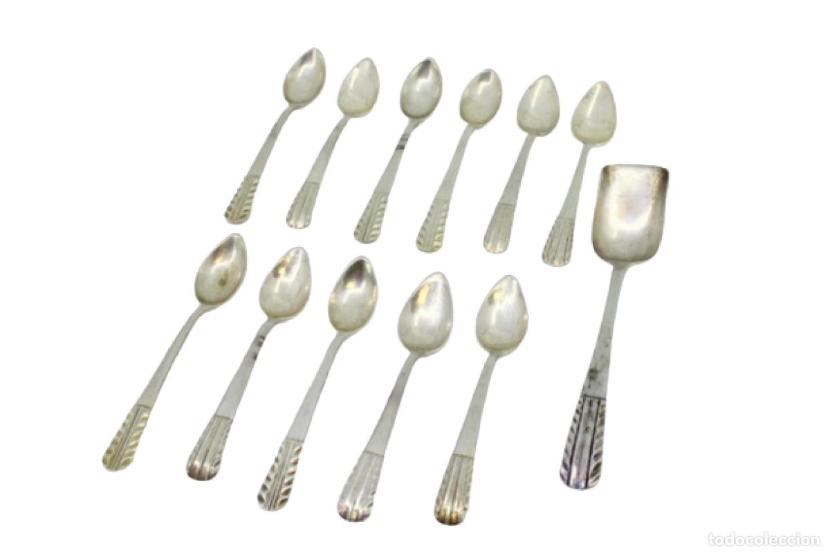 Oggetti Antichi: Juego de 11 cucharillas de caf&eacute; y cuchara para az&uacute;car, en color plata.