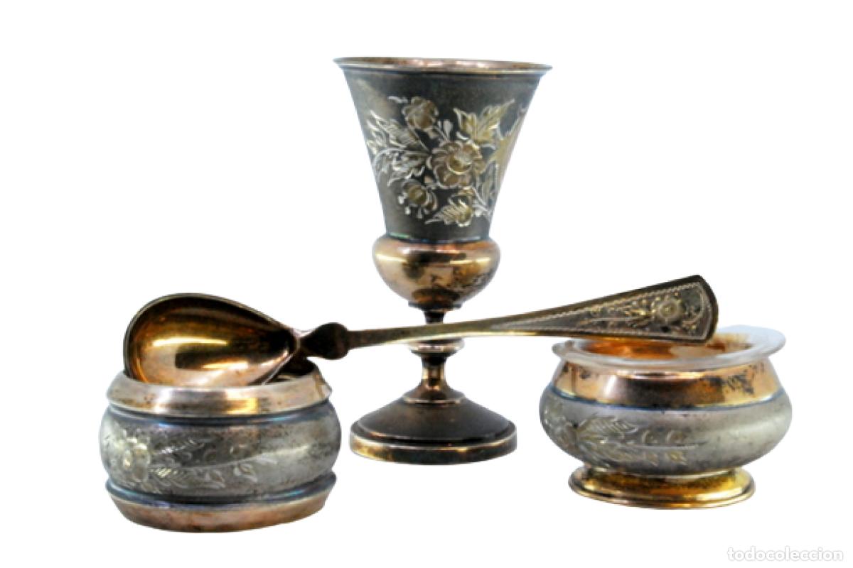 Antiques: Juego de c&aacute;liz, cuchara, recipiente y anillo, en plata.