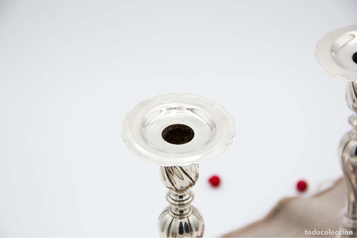 Antig&uuml;edades: Par de candelabros de plata - Foto 2