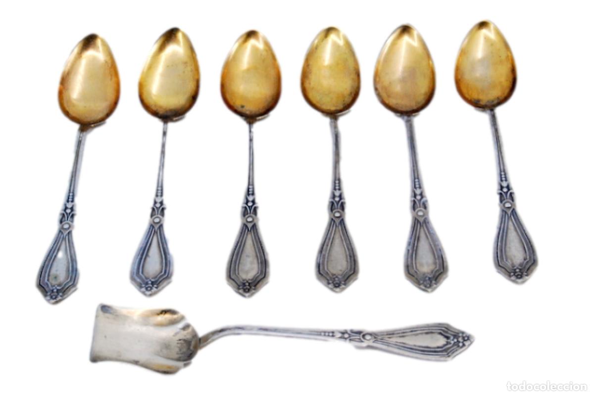 Antig&uuml;edades: Juego de 6 cucharillas de caf&eacute; y cuchara para az&uacute;car, en color plata.