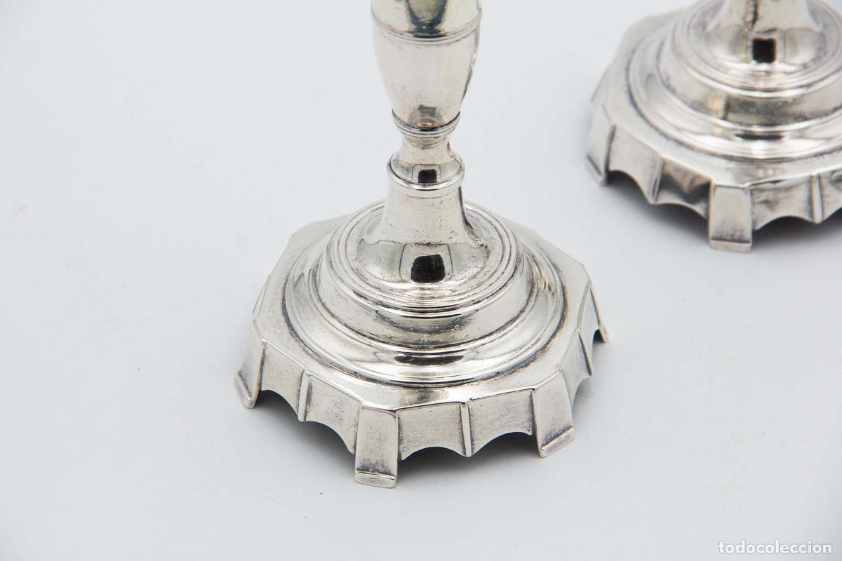 Antig&uuml;edades: Par de candelabros de plata - Foto 2