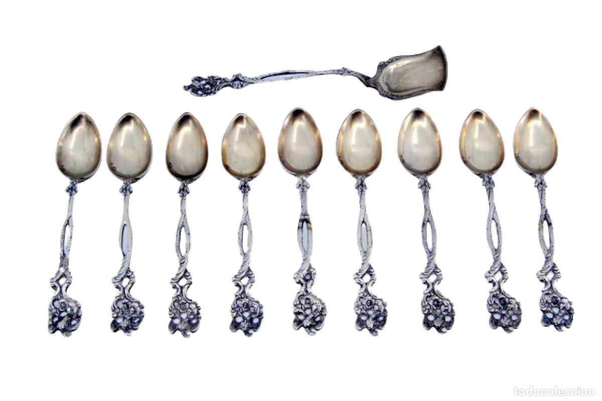 Antiguidades: Juego de 6 cucharillas de caf&eacute; y cuchara para az&uacute;car, en color plata.